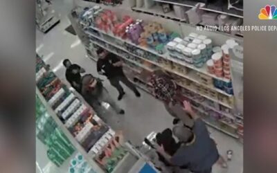 Videófelvétel: Két férfi bántalmazott egy bolti vagyonőrt, mert figyelmeztette őket a maszk viselésre.